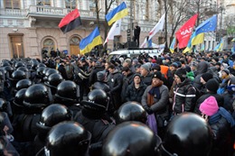  Ukraine điều động hàng trăm binh lính duy trì trật tự 